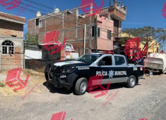 Conductor de camioneta a exceso de velocidad se impacta contra una vivienda en la División del Norte; no se registraron lesionados ni decesos, solo daños materiales.