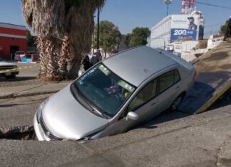 Auto cae en socavón en la Miguel Alemán de la colonia Guadalupe en León.