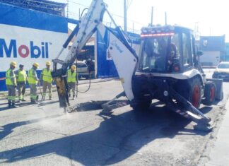 Atiende SAPAL socavón en la Avenida Miguel Alemán en León.