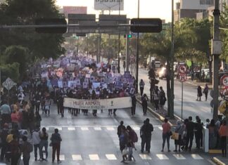Marchan pacíficamente las mujeres en Celaya.