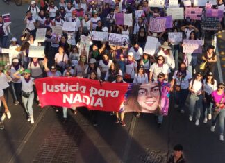 Contingente de mujeres prenden fuego a las puertas de acceso a la Presidencia Municipal de León.