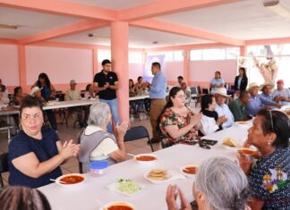 Autoridades de Santiago Maravatio convivieron con adultos mayores.