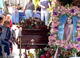 Familiares y amigos dan último adiós a Claudia víctima de feminicidio por parte de quien fue su pareja.