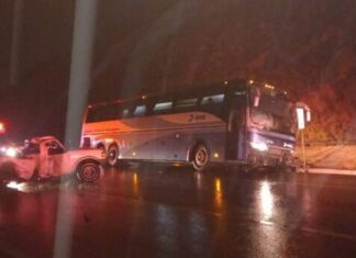 Un muerto y un herido dejó el choque entre un autobús y una camioneta en Morelia.