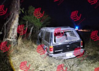 Dos hombres fueron arrollados por una camioneta que salió de la carretera después de que se le poncho una de las llantas delanteras.