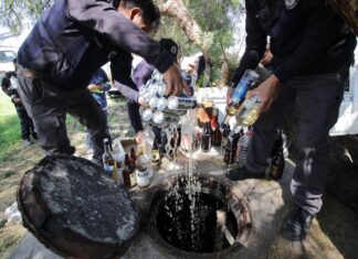 DESTRUYEN MÁS DE 1800 BEBIDAS ALCOHÓLICAS DECOMISADAS