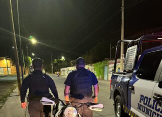 Detienen a dos personas por circular en motocicleta robada en Moroleón