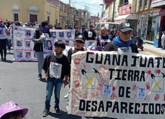 Marchan y develan mural por desaparecidos en Moroleón.