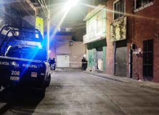 Dos hombres y una mujer fueron asesinados al interior de una vivienda d ela colonia Obrera en León, una cuarta persona resultó gravemente lesionado.