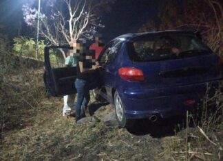 ¡Volvieron a nacer! DOS jóvenes resultan ilesos tras volcar, caer a un barranco en Moroleón