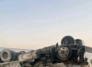 Tráiler cargado de cemento vuelca en la Caya- Salamanca; provocó carambola con otros tres vehículos.