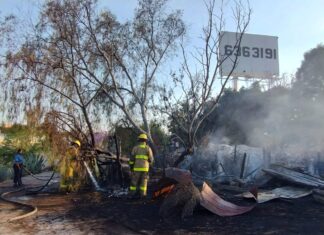 Rescatan a cinco adultos mayores de un incendio en una casa habitación en la colonia Casa Blanca, en León.