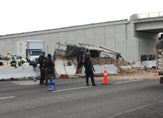 Choque y Volcadura en la carretera Panamericana en Apaseo El Grande, dejo un saldo de dos lesionados y cuantiosos daños materiales.