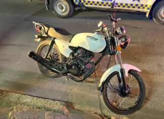 Una mujer fue atacado a balazos en la colonia Joyas de Castilla en León; los presuntos responsables fueron detenidos.