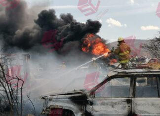 Incendio en una pensión de autos en desuso en YURIRIA, alertó a los cuerpos de Emergencias de los municipios aledaños.