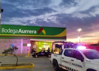 Tras intentar robar dos tiendas departamentales en Celaya, los ladrones les prendieron fuego.