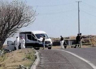 Dentro de un ataúd abandonan a dos hombres ejecutados y encintados