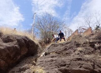 Policía Ambiental de Guanajuato, auxiliaron y rescataron a un perrito que se quedó atorado en unas peñas, en la zona de Marfil.