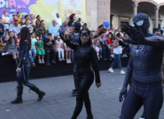 Celebran con mágico desfile el Día del Niño. Carros alegóricos recorren calles del centro de Silao.