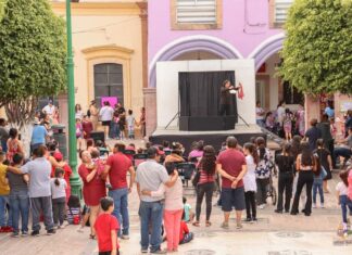 Festejan en grande a los años en Santiago Maravatio.