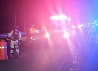 Dos personas que viajaban en una moto cayeron al canal ubicado a un costado del camino entre las comunidades de Oteros y Doña Rosa, uno de ellos murió ahogado.