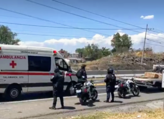 Dos hombres que viajaban en una camioneta de carga en el libramiento sur en Salamanca, fueron asaltados, uno de ellos fue agredido a balazos.