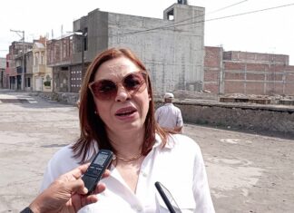 Alcaldesa de Yuriria buscará apoyo del gobernador para rehabilitar calle principal de Loma de Zempoala