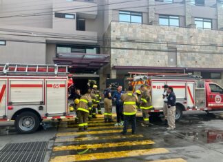 Atienden autoridades incendio en clínica de la colonia Futurama Monterrey en León.