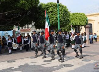 Autoridades municipales en Santiago Maravatío, conmemoraron el CLXI aniversario de la Batalla de Puebla.