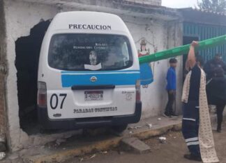 Una combi de la ruta #Huandacareo-#Cuitzeo se mete a una casa, el conductor resultó lesionado.