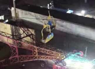 Autoridades municipales atienden a una madre y su hijo menor de edad que resultaron lesionados ayer en un juego mecánico en la feria.
