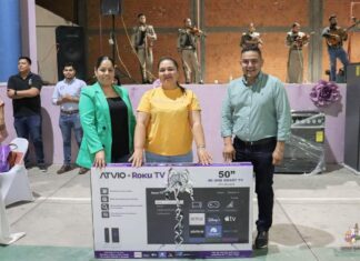 Autoridades municipales en Santiago Maravatío festejaron a las madres en su día.