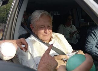 AMLO visita y supervisa refinería de Salamanca.