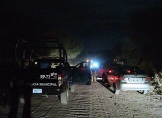 Dos hombres y una mujer fueron asesinados a balazos cuando viajaban en un vehículo en la carretera Jalpilla- El Potrero en Comonfort la tarde noche de este sábado.