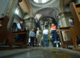 Autoridades evalúan daños causados por incendio en la parroquia de SANTIAGUITO en Irapuato.