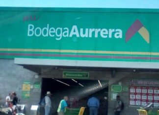 Roban efectivo de Aurrera en Salvatierra, durante la madrugada de este lunes.