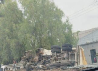 Vuelca camión cargado de materiales en el puente Constituyentes en Celaya; el conductor resultó ileso.