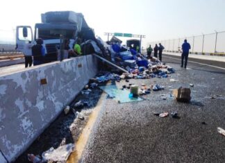 Conductor de un camión de la empresa Oxxo resultó lesionado después de volcar la unidad en la autopista Leon- Salamanca.
