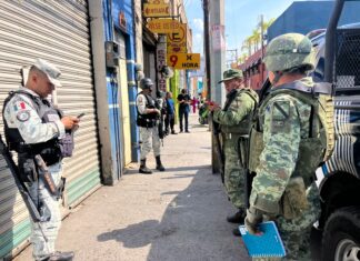 Un hombre fue asesinado a balazos al interior de un estacionamiento en la zona centro en León.
