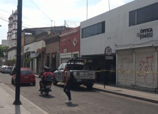 Un hombre fue asesinado a balazos cuando abordaba su vehículo al interior de un estacionamiento en la zona centro de Celaya.