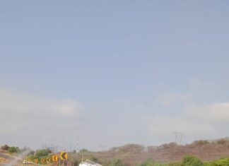 Vuelca pipa cargada de gasolina en la carretera de cuota en Yuriria