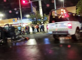 Un hombre y una mujer que viajaban en una motocicleta fueron impactados por una unidad de las Fuerzas de Seguridad Pública del Estado (FSPE); murieron cuando recibía atención médica.