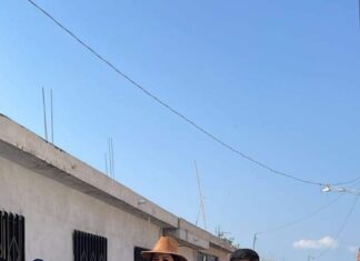 En un acto anticipado de campaña la Secretaria de Desarrollo Social y Humano, Libia Dennis García Muñoz Ledo, acompañada del Presidente Municipal, Pepe González Ojeda, inauguraron la pavimentación de una calle en la comunidad de Santiago Capitiro, en Jaral del Progreso.