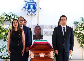 Autoridades despidieron con una guardia de honor al policía Rodolfo Hernández Martínez, quien falleció en cumplimiento de su deber.