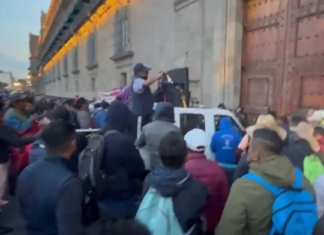 Maestros tumban protección en Palacio Nacional y logran entrar para que los atienda AMLO