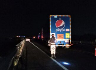 Dos muertos y 16 lesionados fue el saldo de un fuerte accidente donde participaron tres vehículos, incluyendo un tractocamión de doble remolque en Apaseo El Grande.