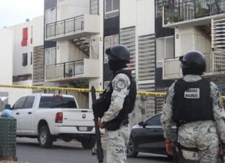 Un menor de edad murió después de que fue atacado a balazos en su domicilio en la colonia Brisas del Campestre en León.