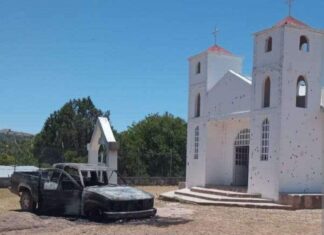 Sujetos armados rafaguean iglesia, le lanzan granada de fragmentación, y decapitan a hombre en la puerta