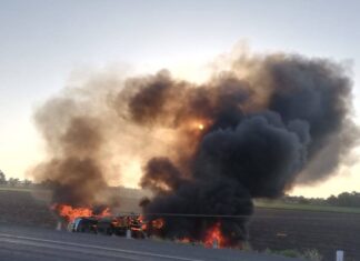 Muere conductor de una camioneta tras protagonizar un accidente tipo choque; su unidad se incendio.