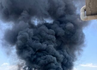 Cuántiosos daños materiales en incendio de un almacén de dulces en la colonia Fracciones del Granjeno en León; no se reportaron lesionados ni decesos.